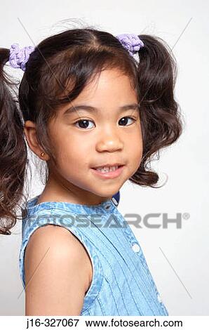 4 Annee Vieille Asiatique Enfant Afro Americain Banque De Photo J16 Fotosearch