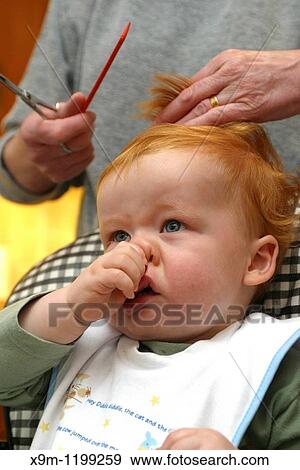 A Baby Haben Seine Zuerst Haarschnitt Antikisiert 1 Jahr Alt Baby Gleichfalls Kampfen Gegen Dass Friseur Und Bekommen Umsturz Stock Foto X9m Fotosearch