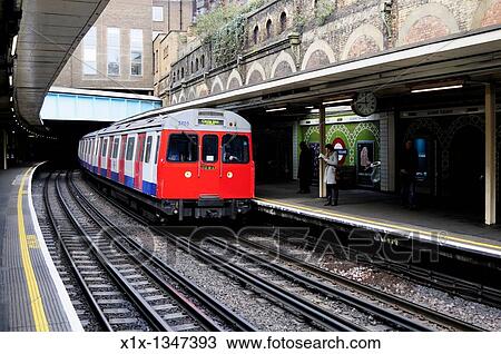 Stock Image - A Circle Line Train at Sloane Square Underground Tube Station, London, England, Uk. Fotosearch
