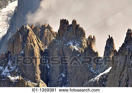 Aiguilles du Chamonix, macizo del Mont Blanc, Alpes Francia/Italia View Large Photo Image Stock Image - Aiguilles du Chamonix, macizo del Mont Blanc, Alpes Francia/Italia. Fotosearch