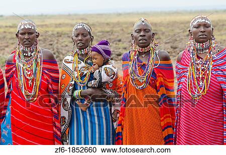 Amboseli 国立公園 Kenya アフリカ サファリ マサイ族 女性 歓迎 へ 村 Amboseli Maasai ビーズ 赤 色 線 微笑 ジャンプ 1 ストックイメージ Zf6 Fotosearch