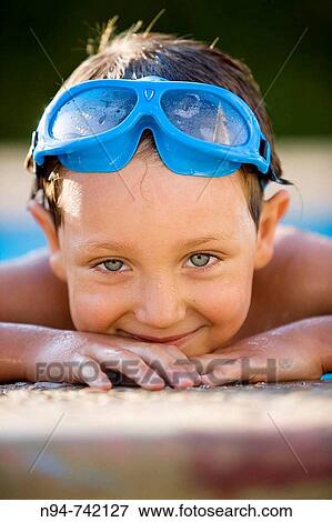 Stock Photo - Andr's pasBndolo en grande en la piscina, aprovechando las vacaciones del Verano.. Fotosearch