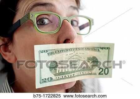 Stock Photography - asustada, preocupada, sorprendida, temerosa, incertidumbre, inseguridad, preocupaci? n, joven, pelo moreno, raza blanca, europea, chica, femenina, mujer, gafas, gafas graduadas, concepto, idea, color, boca tapada, muda, callada, dinero, moneda, d? lar, 20 d. Fotosearch