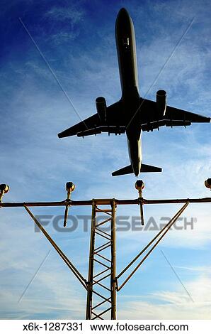 Avi? n descendiendo en el Aeropuerto del Prat y sistema de luces de aproximaci? n ALS aeroportuarios, Prat del Llobregat, Baix Llobregat, Barcelona, Catalunya, Espaa View Large Photo Image Stock Image - Avi? n descendiendo en el Aeropuerto del Prat y sistema de luces de aproximaci? n ALS aeroportuarios, Prat del Llobregat, Baix Llobregat, Barcelona, Catalunya, Espaa. Fotosearch