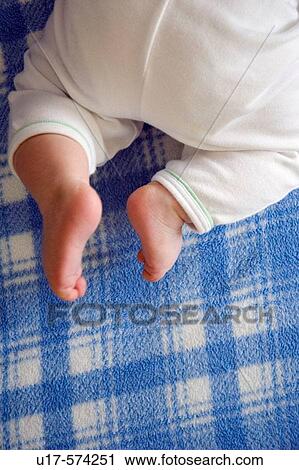 Baby S السيقان أيضا الأقدام عن الأزرق متصلب النقش إمرأة Blanket ألبوم الصور U17 574251 Fotosearch