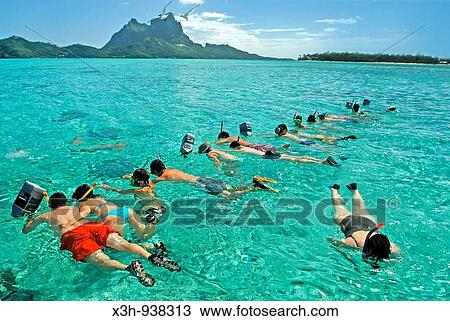 baignade dans le lagon de Bora-Bora, iles de la Societe, archipel de la Polynesie francaise, ocean pacifique sud View Large Photo Image Stock Image - baignade dans le lagon de Bora-Bora, iles de la Societe, archipel de la Polynesie francaise, ocean pacifique sud. Fotosearch