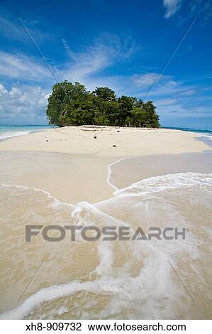 Stock Image - Beach on Cayos Zapatillas (Zapatillas Keys), Bocas del Toro Province, Panama. Fotosearch