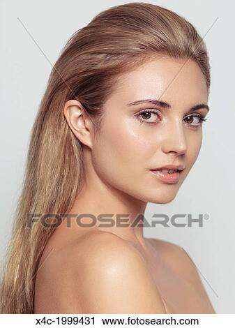 Beauté Portrait De Jeune Femme à Cheveux Bruns Légers à Naturel Propre Maquillage Et Contemporain Coiffure Isolé Sur Léger Gris