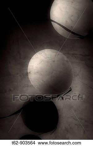 Picture - Black and white balloons. Fotosearch