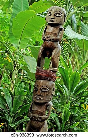 Stock Image - bois sculpte, Marae Arahurahu, lieu sacre polynesien, Tahiti, iles de la Societe, archipel de la Polynesie francaise, ocean pacifique sud. Fotosearch