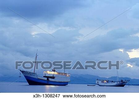 Stock Photo - boutres dans la baie de Maumere, ile de Flores, Petites iles de la Sonde, Republique d? Indonesie, Sud-Est asiatique et Oceanie//dhows in the bay of Maumere, Flores island, Lesser Sunda Islands, Republic of Indonesia, Southeast Asia and Oceania. Fotosearch