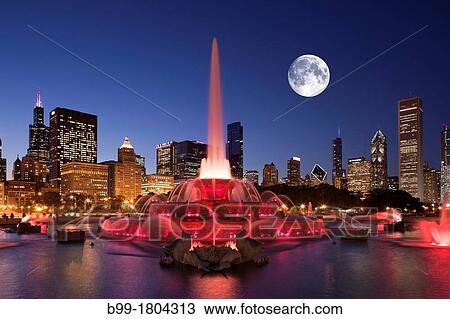 Stock Image - BUCKINGHAM FOUNTAIN GRANT PARK DOWNTOWN CHICAGO ILLINOIS USA. Fotosearch