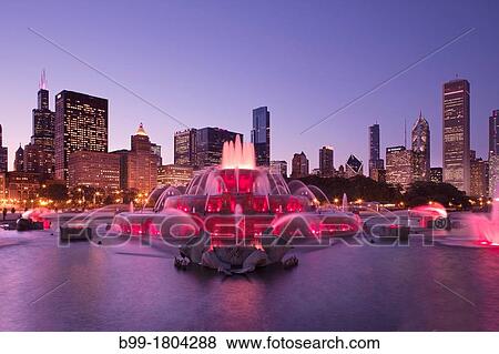 Stock Photo - BUCKINGHAM FOUNTAIN GRANT PARK DOWNTOWN CHICAGO ILLINOIS USA. Fotosearch