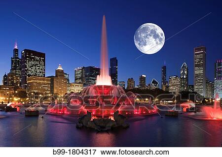 Stock Photo - BUCKINGHAM FOUNTAIN GRANT PARK DOWNTOWN CHICAGO ILLINOIS USA. Fotosearch