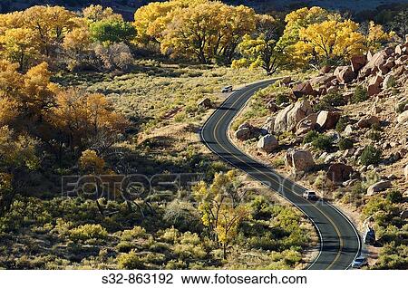 Carretera y coches en Indian Creek, cerca de Moab y de Canyonlands; Utah; Estados Unidos View Large Photo Image Stock Image - Carretera y coches en Indian Creek, cerca de Moab y de Canyonlands; Utah; Estados Unidos. Fotosearch
