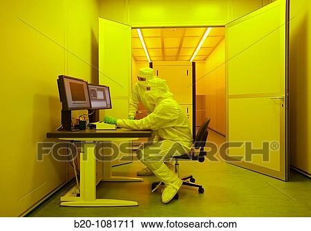 Stock Image - Cheking with an electron microscope the results of an e-beam lithography (Electron beam lithography), clean room, CIC nanoGUNE, Nanoscience Cooperative Research Center, San Sebastian, Gipuzkoa, Euskadi, Spain. Fotosearch