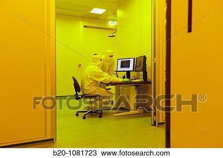Stock Image - Cheking with an electron microscope the results of an e-beam lithography (Electron beam lithography), clean room, CIC nanoGUNE, Nanoscience Cooperative Research Center, San Sebastian, Gipuzkoa, Euskadi, Spain. Fotosearch