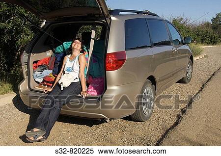 Stock Photography - Chica joven en coche; Mesa Verde National Park; Colorado; Estados Unidos. Fotosearch