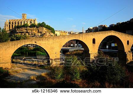 Stock Photograph - Col? legiata Bas? lica de Santa Mar? a La Seu Berenguer de Montagut, estilo g? tico, siglo XVI, Rio Cardener y Pont Vell siglo XIII y XIX, Manresa, Bages, provincia de Barcelona, Catalunya, Espaa. Fotosearch