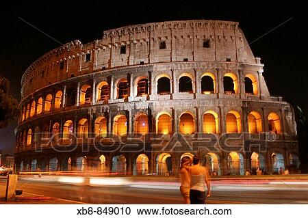 Stock Image - Coliseo de noche, Roma, Italia. Fotosearch