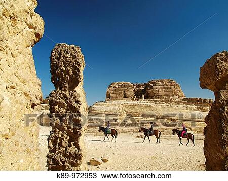 Stock Image - Columnas, PirBmides Giza, El Cairo, Egipto. Fotosearch