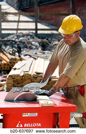 Construction Machinery Bench Saw With Woodcutting Circular Saw