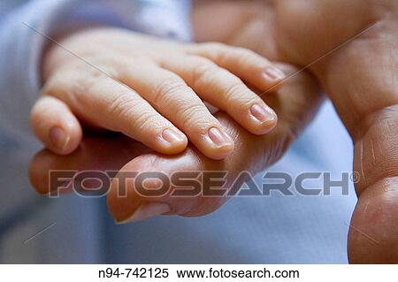 Stock Photography - Contacto del beb? reci? n nacido con su mamB.. Fotosearch
