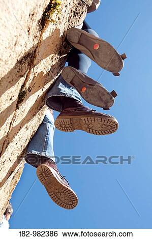 contrapicado de dos pies de mujer y dos pies de hombre sentados en una pared sobre cielo azul en Sevilla, Contrapicado woman two feet and two feet of a man sitting on a wall of blue sky in Seville View Large Photo Image Stock Photograph - contrapicado de dos pies de mujer y dos pies de hombre sentados en una pared sobre cielo azul en Sevilla, Contrapicado woman two feet and two feet of a man sitting on a wall of blue sky in Seville. Fotosearch