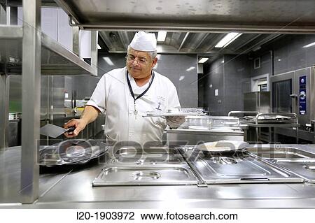 Stock Image - Cook, Food menu preparation, hospital kitchen, Onkologikoa Hospital, Oncology Institute, Case Center for prevention, diagnosis and treatment of cancer, Donostia, San Sebastian, Gipuzkoa, Basque Country, Spain. Fotosearch