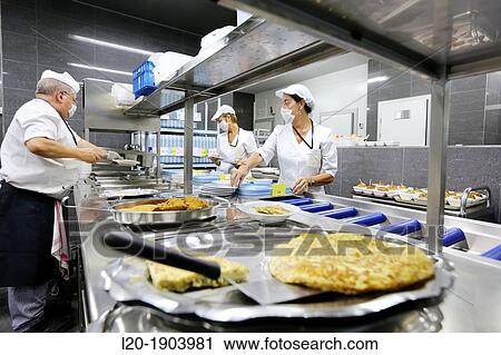 Stock Image - Cook, Food menu preparation, hospital kitchen, Onkologikoa Hospital, Oncology Institute, Case Center for prevention, diagnosis and treatment of cancer, Donostia, San Sebastian, Gipuzkoa, Basque Country, Spain. Fotosearch