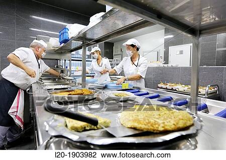 Stock Image - Cook, Food menu preparation, hospital kitchen, Onkologikoa Hospital, Oncology Institute, Case Center for prevention, diagnosis and treatment of cancer, Donostia, San Sebastian, Gipuzkoa, Basque Country, Spain. Fotosearch