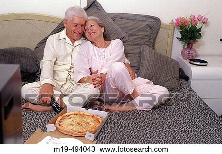 couple eating pizza in bed View Large Photo Image Stock Image - couple eating pizza in bed. Fotosearch