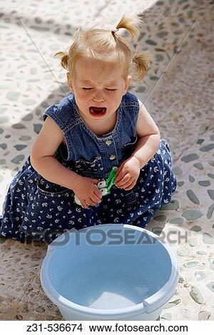 Picture - Crying, Open mouth. Fotosearch
