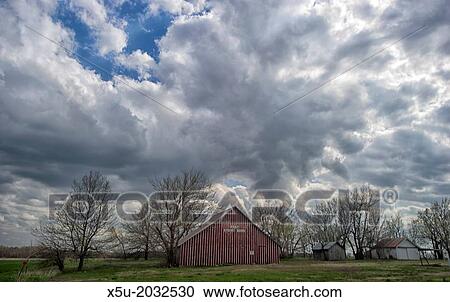 Stock Image - Cumulus cloud buildup in northern Oklahoma state late afternoon due to heat convection from the ground. Moist air is absent so that this formation cannot build into a thunderstorm.. Fotosearch