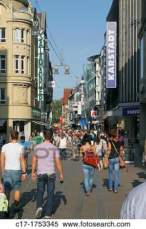 D Dortmund Ruhrgebiet Bereiche Westfalen Nordrhein Westfalen Nrw Westenhellweg Einkaufsstrasse Fussganger Zone Leute Shoppen Bummel Stock Fotografie C17 Fotosearch