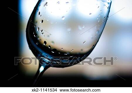 Picture - detalle de una copa de agua con gotas. Fotosearch