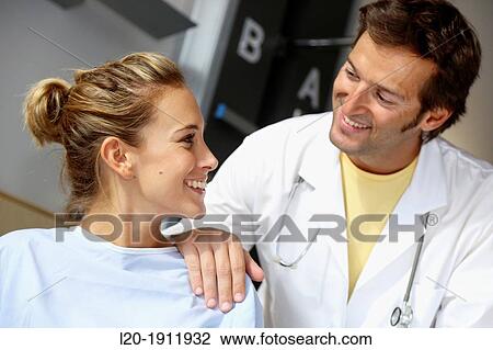 Stock Image - doctor attending to patient in hospital room, Onkologikoa Hospital, Oncology Institute, Case Center for prevention, diagnosis and treatment of cancer, Donostia, San Sebastian, Gipuzkoa, Basque Country, Spain. Fotosearch
