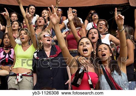 Donne Da Il Gufo Contrada Rallegrare Su Loro Cavallo E Fantino Il Palio Siena Italia Archivio Fotografico Yb3 1126308 Fotosearch