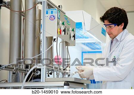 Stock Image - Dry distillation to produce dry solvents, synthesis lab, IkerChem research lab, design and synthesis of new chemical entities with therapeutic applications in oncology. Fotosearch