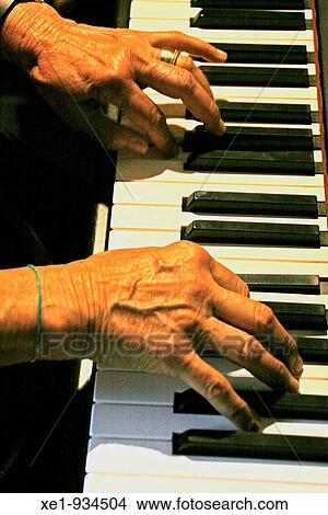 Picture - Electronic organ. Fotosearch