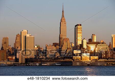Picture - EMPIRE STATE BUILDING MIDTOWN SKYLINE HUDSON RIVER MANHATTAN NEW YORK CITY USA. Fotosearch