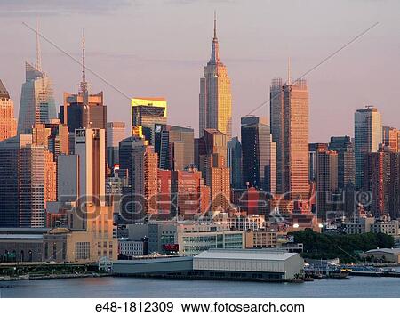 Stock Photo - EMPIRE STATE BUILDINGSKYLINE HUDSON RIVER MANHATTAN NEW YORK CITY USA. Fotosearch