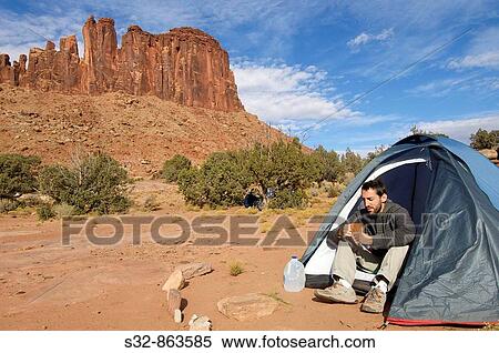 Stock Photography - Escalador desayunando en Bridger Jack Mesa en Indian Creek, cerca de Canyonlands; Utah; Estados Unidos. Fotosearch