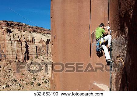 Escalador en Indian Creek, cerca de Moab y de Canyonlands; Utah; Estados Unidos View Large Photo Image Stock Image - Escalador en Indian Creek, cerca de Moab y de Canyonlands; Utah; Estados Unidos. Fotosearch