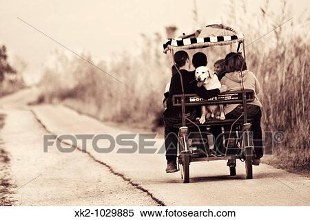 Familia feliz de vacaciones con el perro y la bici View Large Photo Image Stock Photography - Familia feliz de vacaciones con el perro y la bici. Fotosearch