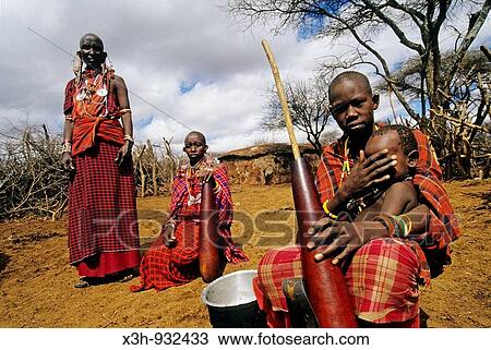 Stock Image - famille Masai dans un village de la region de Namanga, Kenya, Afrique. Fotosearch