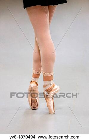 Female ballet dancer en pointe View Large Photo Image Picture - Female ballet dancer en pointe. Fotosearch
