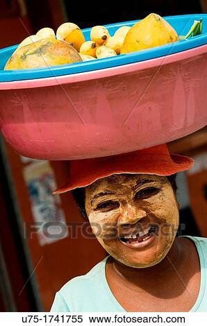 Femme A Peinture Visage Vente Fruit Mahajanga Madagascar Banques De Photographies U75 1741755 Fotosearch