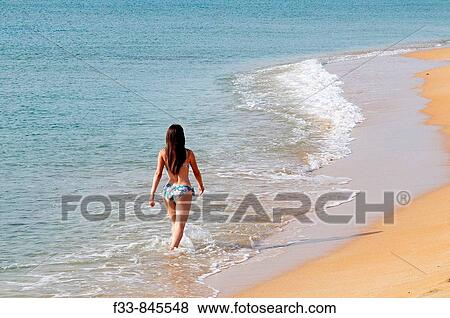 Femme Sur Plage Costa Smeralda Sardaigne Italie Banque De Photo