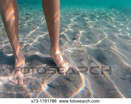 Fische Beissen Child S Fusse In Cabo De Gata Almer A Stock